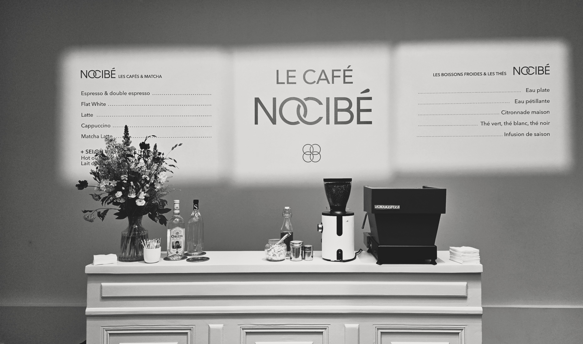 Installation barista professionnelle, photo noir et blanc