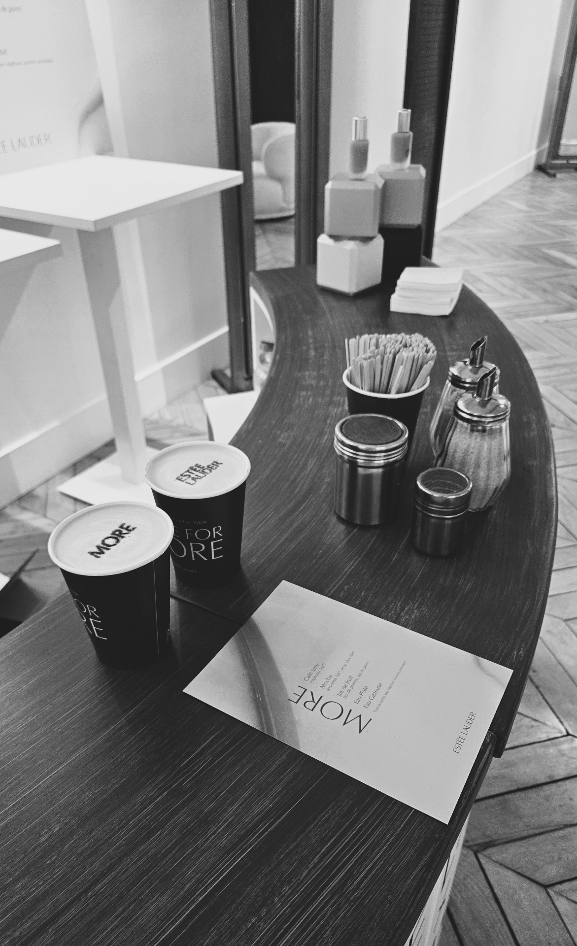 Gobelets personnalisés alignés, photo noir et blanc