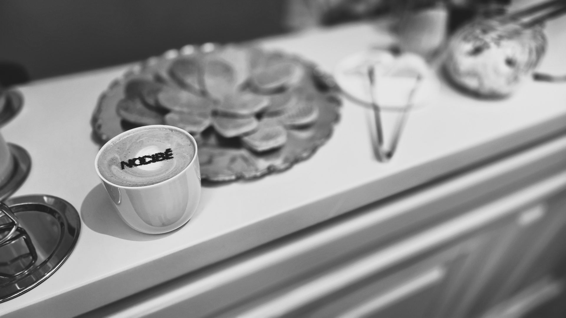 Cappuccino avec pochoir personnalisé, photo noir et blanc